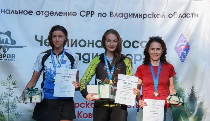 Екатерина Комарова — в центре